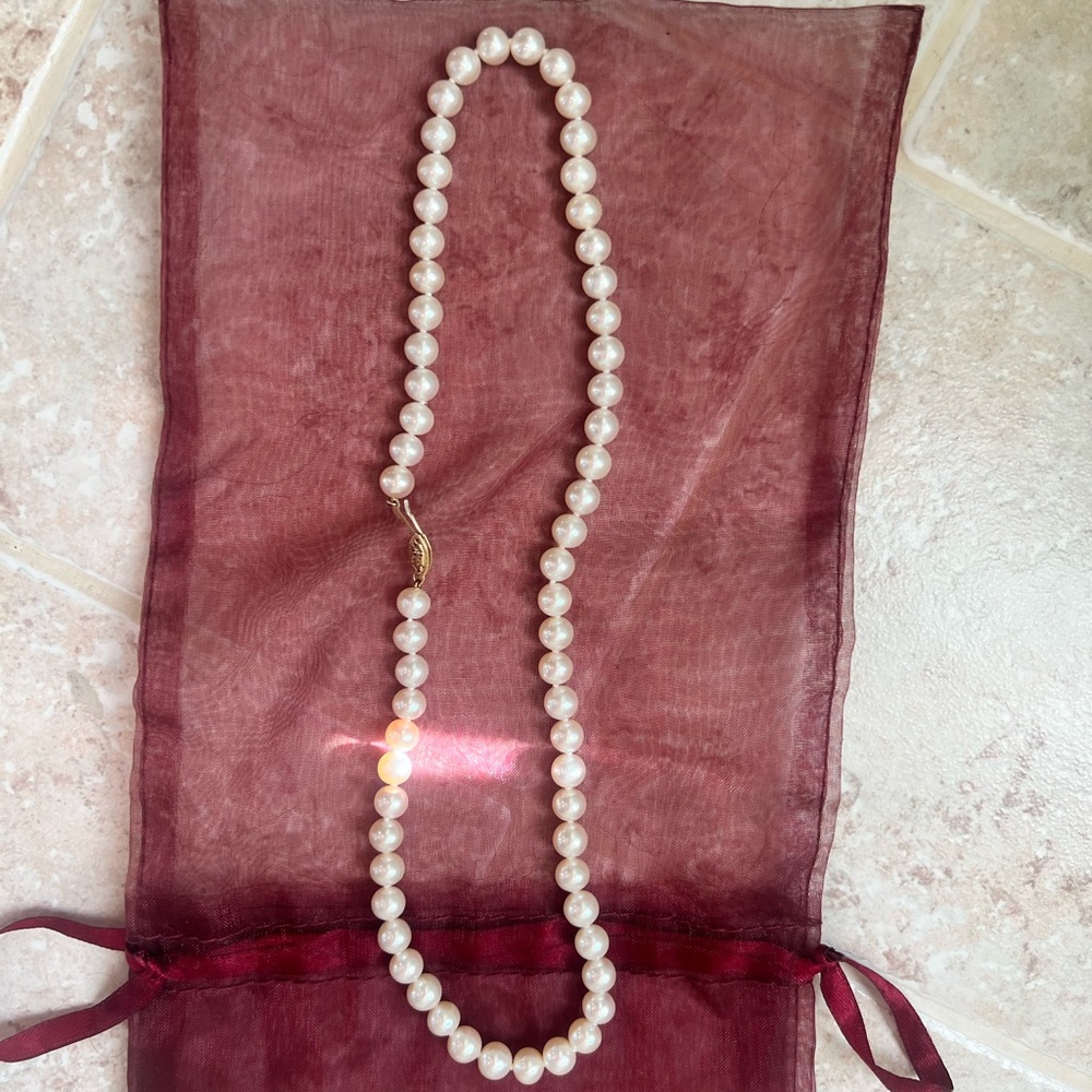 Classic White Pearl Necklace with Elegant Design
